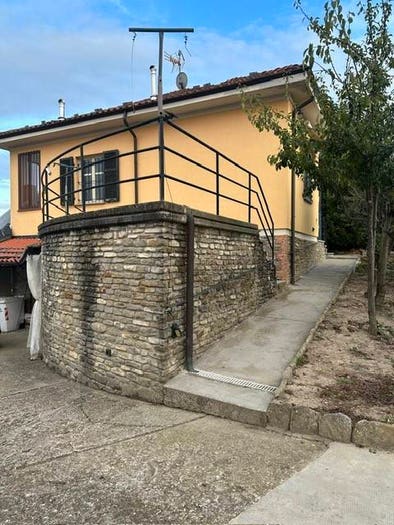 Casa quadrilocale in vendita in Roddino