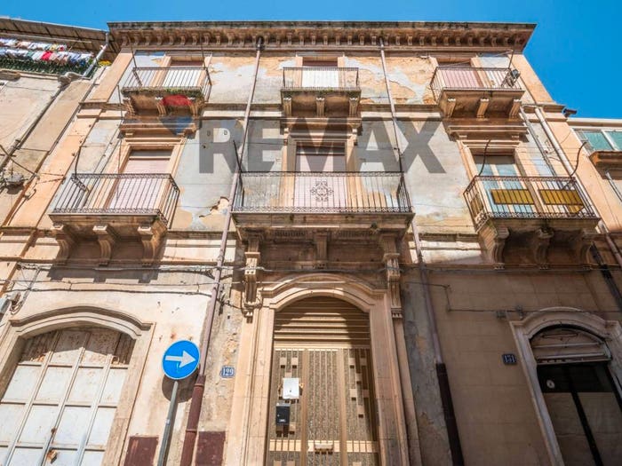 Appartamento con 6 locali in vendita in Via Luigi Sturzo, Centro, Caltagirone