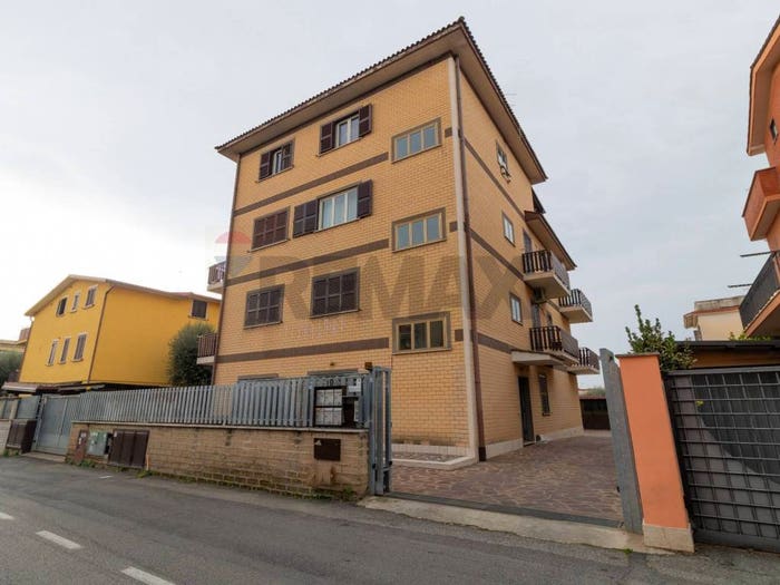 Appartamento quadrilocale in vendita in Via Licata, Borghesiana, Roma