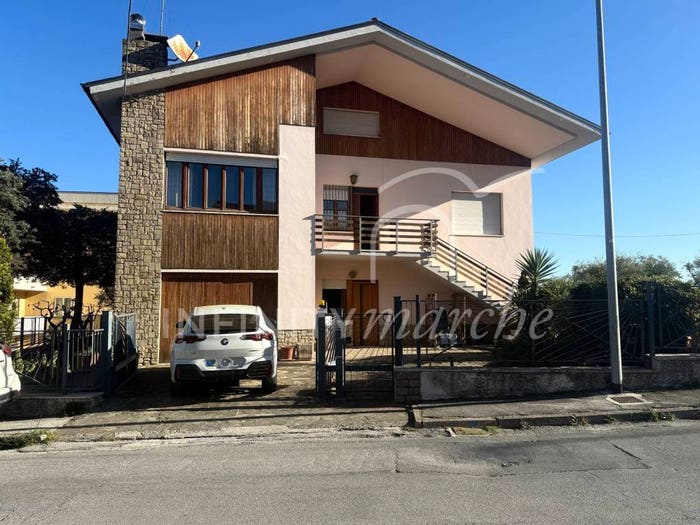 Casa con 6 locali in vendita in Via Giacomo Matteotti, Centro, Cupramontana