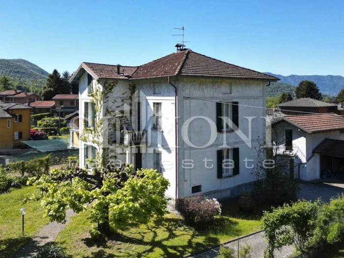 Casa con 6 locali in vendita in Marchirolo