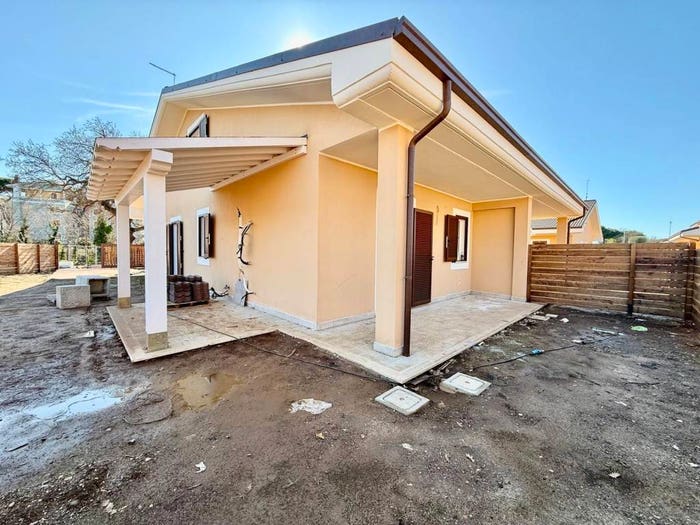 Casa quadrilocale in vendita in Via della Luna, Marina di San Nicola, Ladispoli