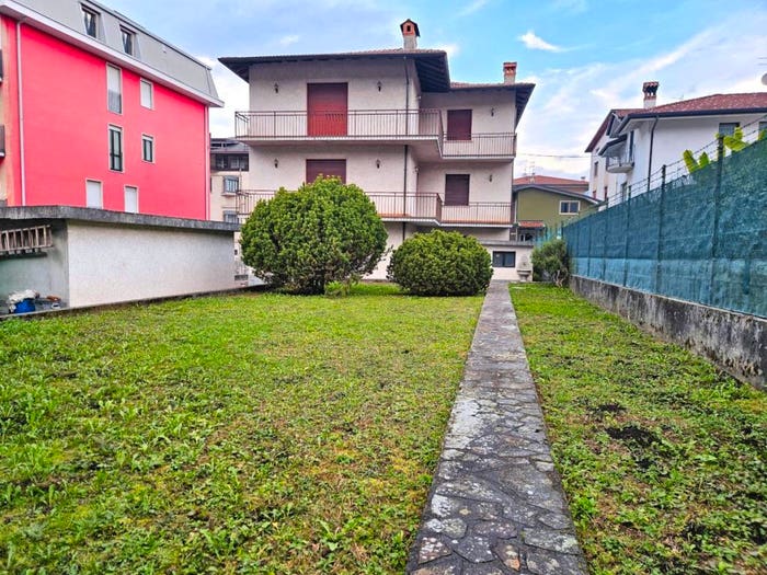 Casa con 5 locali in vendita in Via Antonio Locatelli, Leffe
