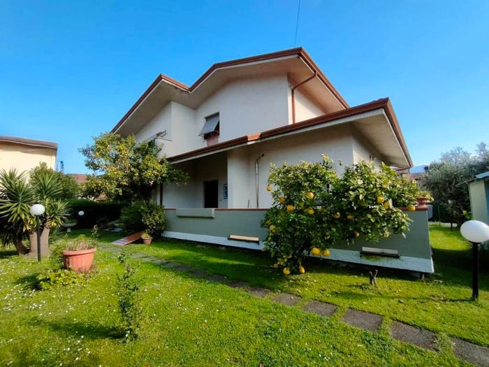 Casa con 6 locali in vendita in Via Pisa, Marina di Massa Centro, Massa