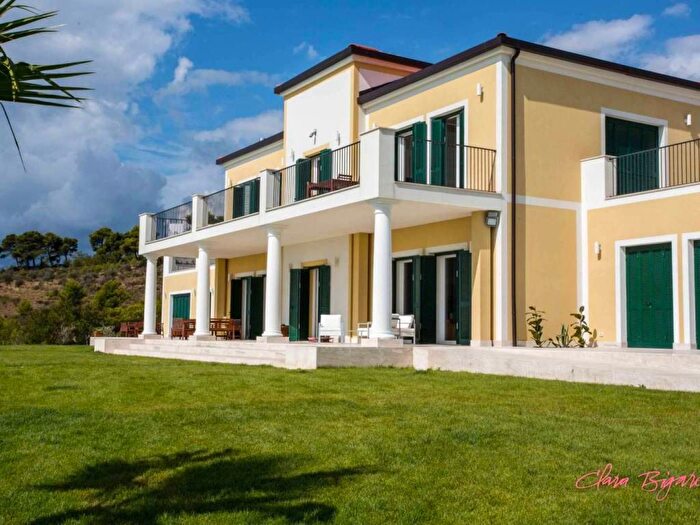 Casa con 6 locali in vendita in Corso Augusto Mombello, Porto Vecchio, Sanremo