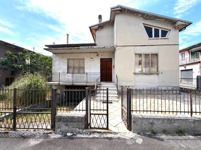 Casa quadrilocale in vendita in Via Nino Bixio, Centro, Gualdo Tadino