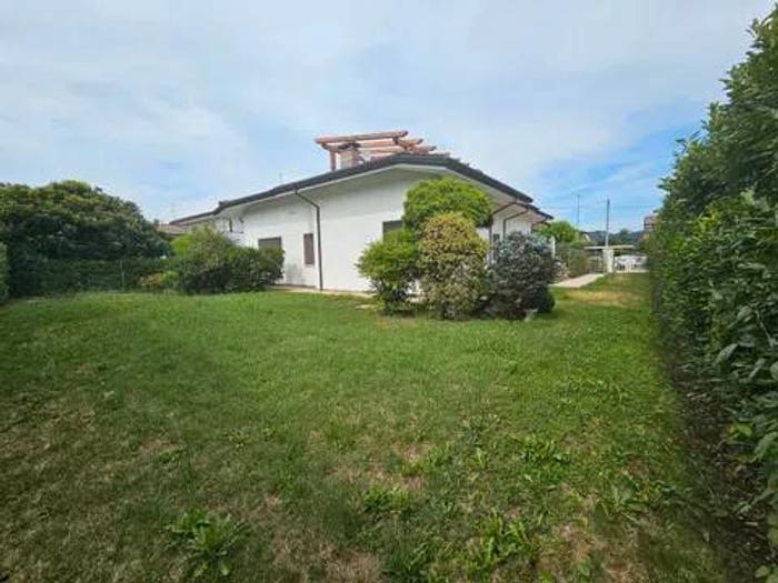 Casa con 6 locali in vendita in Via Madonna Dei Prati SNC, Centro, Arzignano