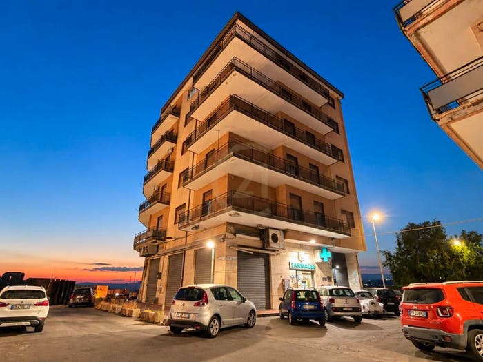Appartamento con 6 locali in vendita in Via Aprile, Paternò
