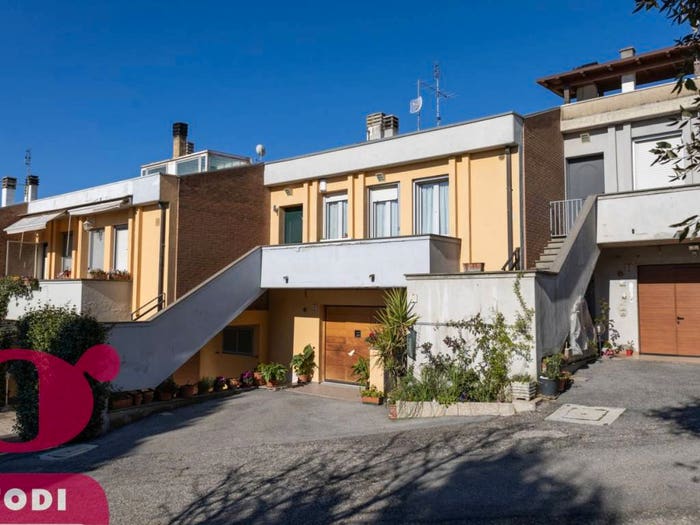 Casa con 6 locali in vendita in Via Acquasanta, Collazzone