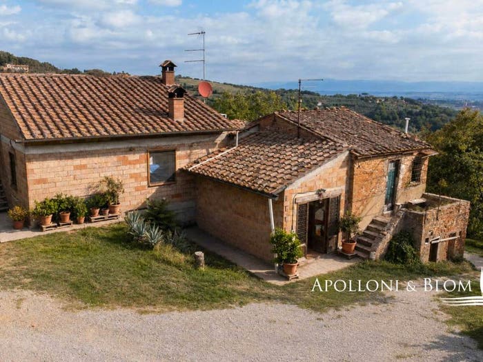 Casa con 6 locali in vendita in Via di Nibbiano, Montepulciano