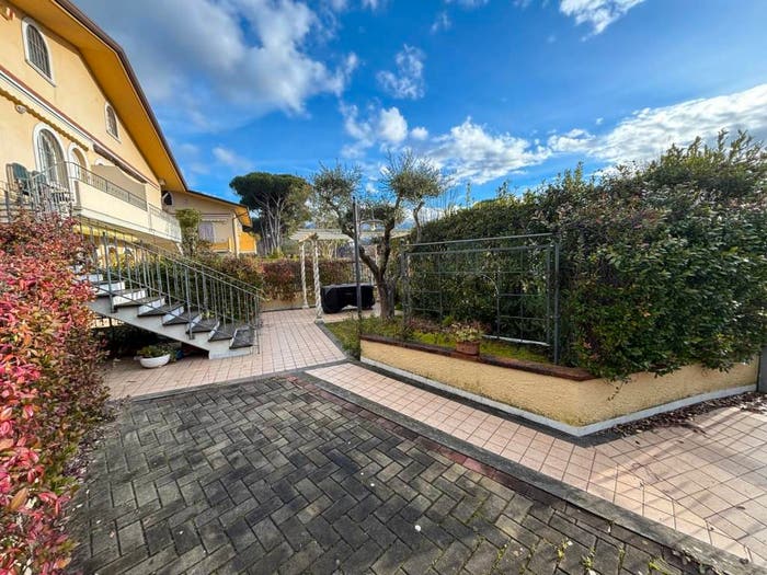 Appartamento trilocale in vendita in Via Gioacchino Rossini, Marina di Massa Centro, Massa