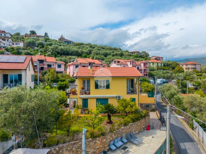 Appartamento trilocale in vendita in Via S Carlo, Centro, Dolcedo