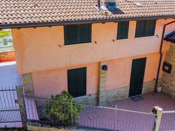 Casa trilocale in vendita in Via Kennedy Loc Mandro snc, Lodrino