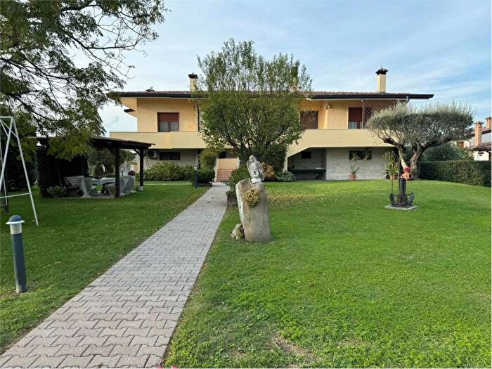 Casa con 6 locali in vendita in via stretta, Latisana