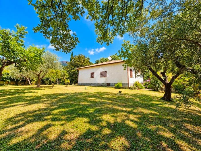 Casa quadrilocale in vendita in Regione Oliveto Terraconiglio, Albenga