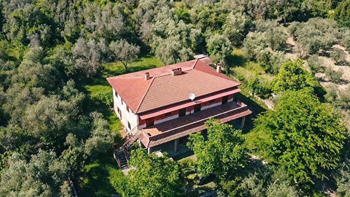 Appartamento trilocale in vendita in Via Colle della Civetta, Toffia