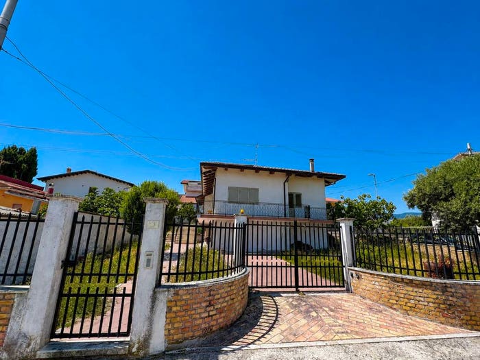 Casa quadrilocale in vendita in Via Celestino V, Nocciano