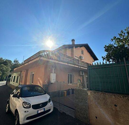 Casa con 6 locali in vendita in Via Giovanni Verga, Vallefiorita