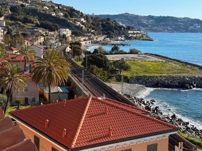 Appartamento trilocale in vendita in via Garnier, Centro Storico Sant'Ampelio, Bordighera