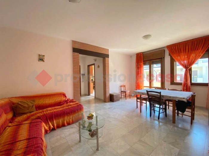 Appartamento trilocale in vendita in Via Garibaldi, Centro, Lonigo