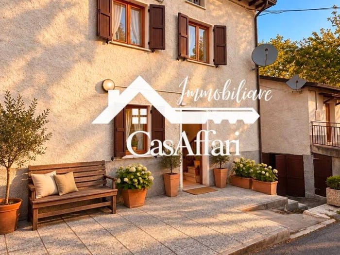 Casa quadrilocale in vendita in Via Velucciana, Carpineti