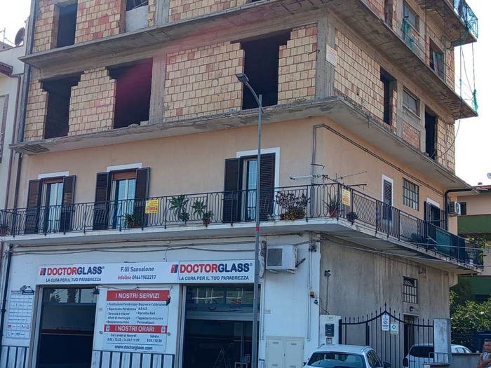 Appartamento con 6 locali in vendita in Via Guglielmo Marconi, Locri