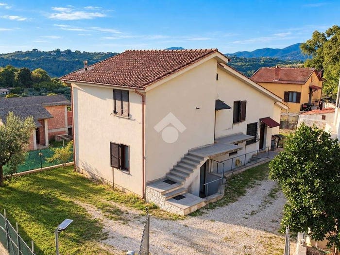 Casa con 6 locali in vendita in Via Meleta, Centro, Casperia