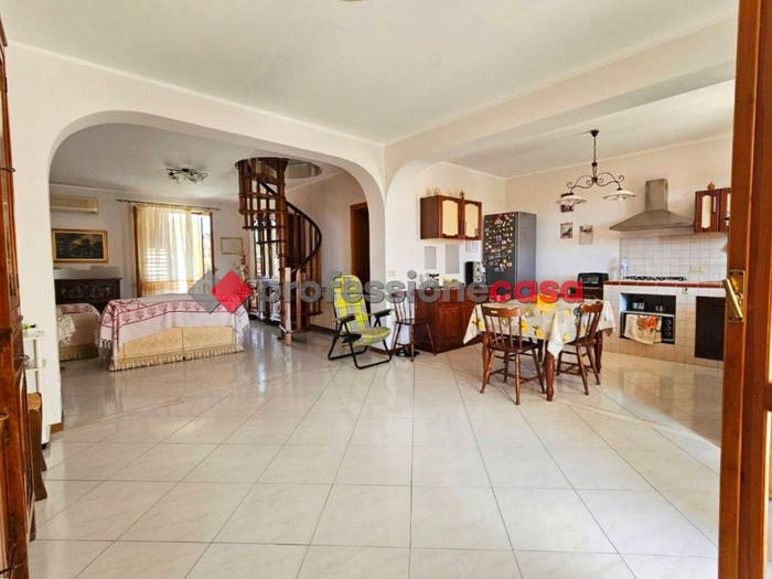 Appartamento con 6 locali in vendita in Via Giuseppe Leonardi, Aci Catena