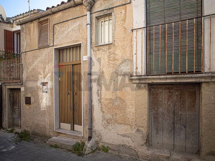 Casa con 5 locali in vendita in Licodia Eubea