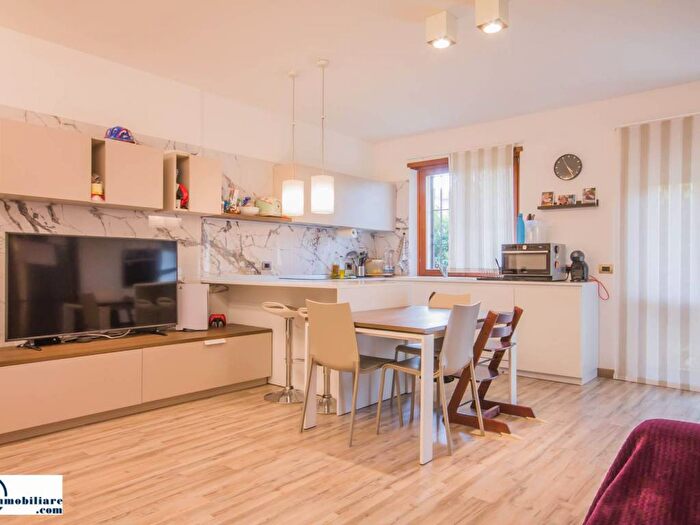 Appartamento trilocale in vendita in via Bortolazzi, Beccacivetta Azzano, Castel d'Azzano