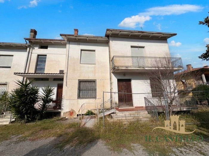 Casa con 6 locali in vendita in Viale Milano, Pozzuolo, Castiglione del Lago