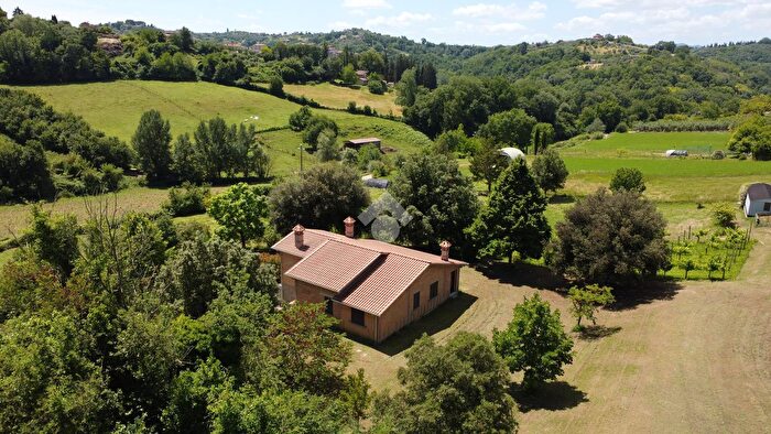 Casa quadrilocale in vendita in Via Treoni, Selci