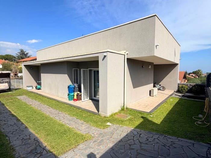 Casa con 6 locali in vendita in Via Ugo Foscolo, Centro, Pedara