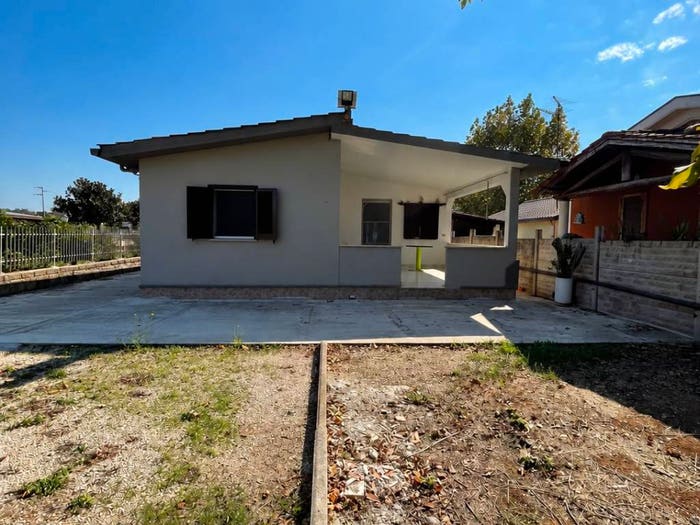 Casa bilocale in vendita in Strada Valmontorio, Lido di Foce Verde, Latina