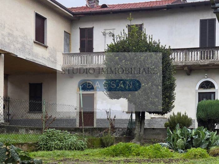 Appartamento trilocale in vendita in Via Vittorio Veneto, Centro, Carnago
