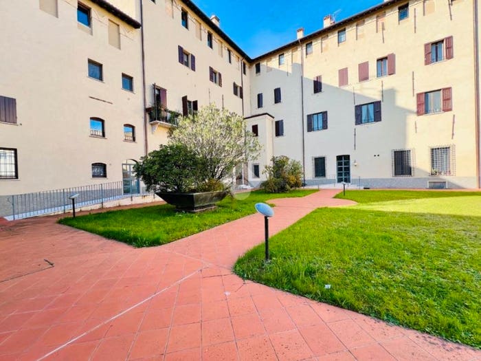 Appartamento con 6 locali in vendita in Via Alessandro Cavriani, Centro, Mantova