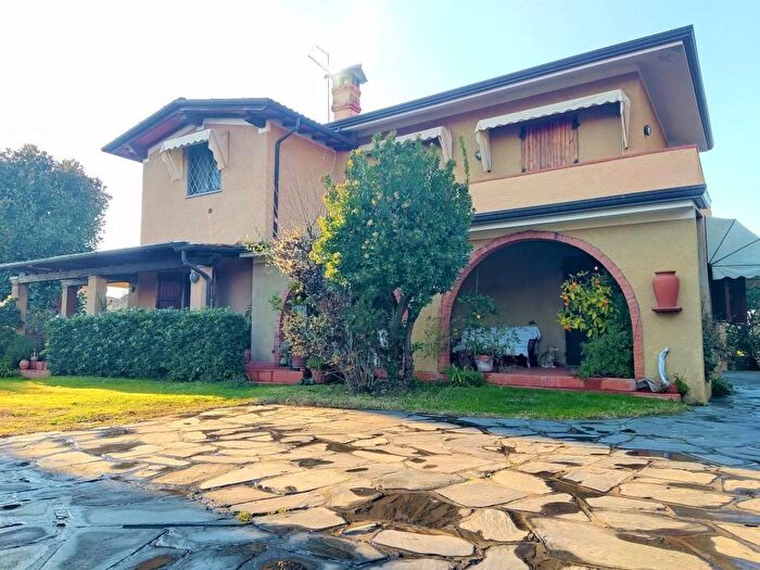 Casa con 6 locali in vendita in Forte Dei Marmi