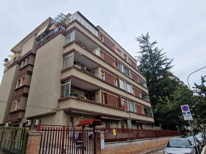 Appartamento quadrilocale in vendita in Viale Ofanto, Foggia