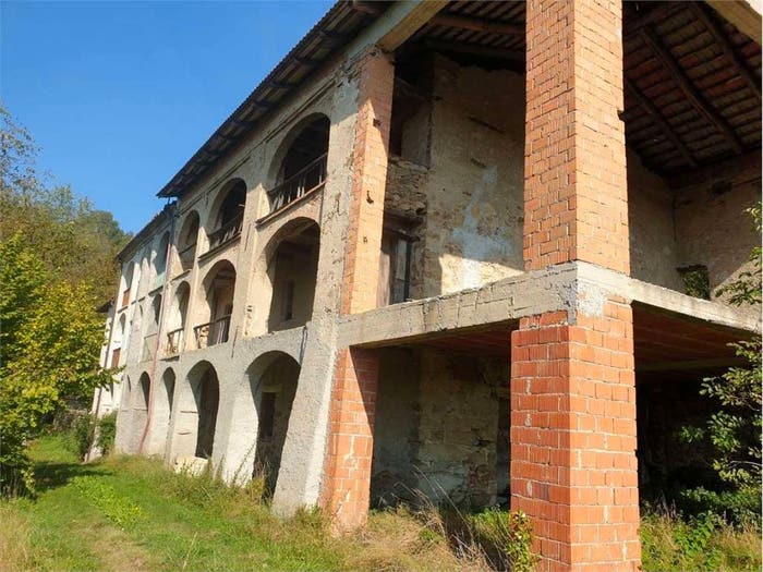 Casa con 6 locali in vendita in Camerana