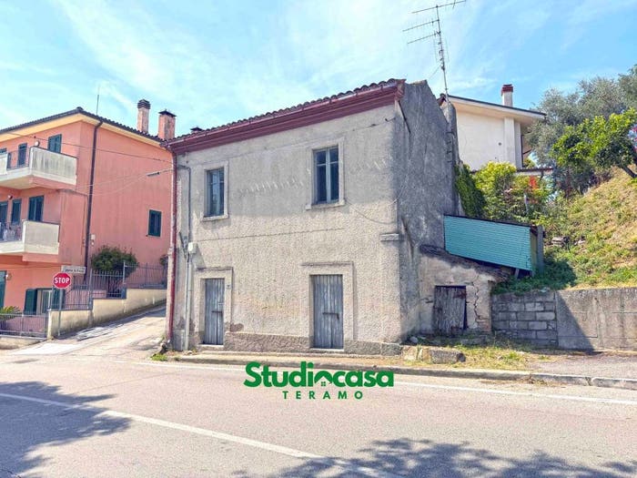 Casa bilocale in vendita in Via Villa Scapoli, Centro, Notaresco