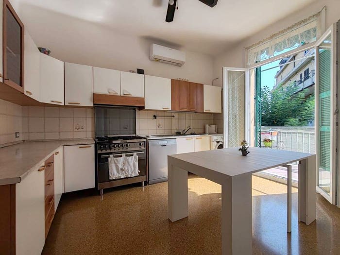Appartamento quadrilocale in vendita in Via Campodonico, Bolzaneto, Genova