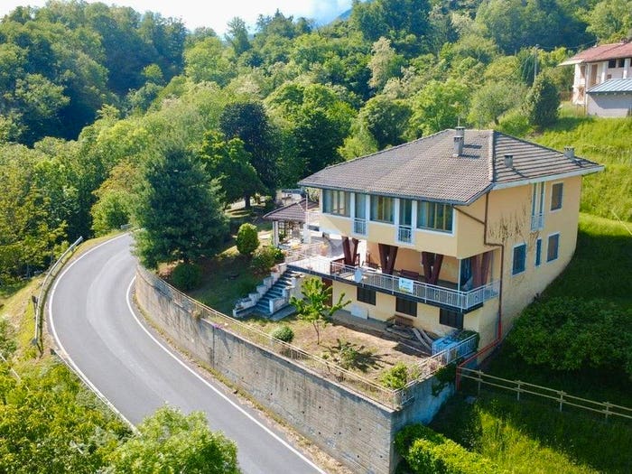 Casa con 6 locali in vendita in Strada Castelnuovo Nigra, Castellamonte