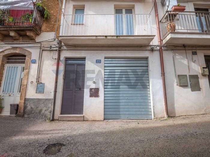 Casa trilocale in vendita in Via Pampallona, Centro, Caltagirone