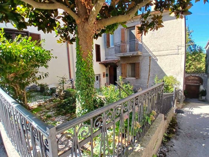 Casa quadrilocale in vendita in Frazione Frattuccia, Frattuccia, Guardea