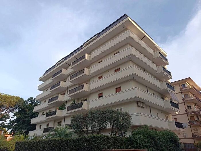 Appartamento con 5 locali in vendita in Piazza Pitesti SNC, Stadio, Caserta