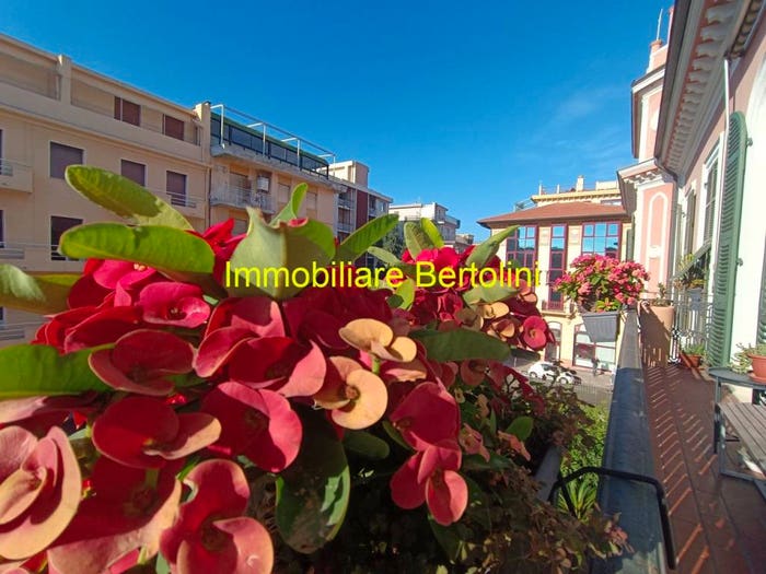 Appartamento trilocale in vendita in VIA VITTORIO EMANUELE II, Centro, Bordighera
