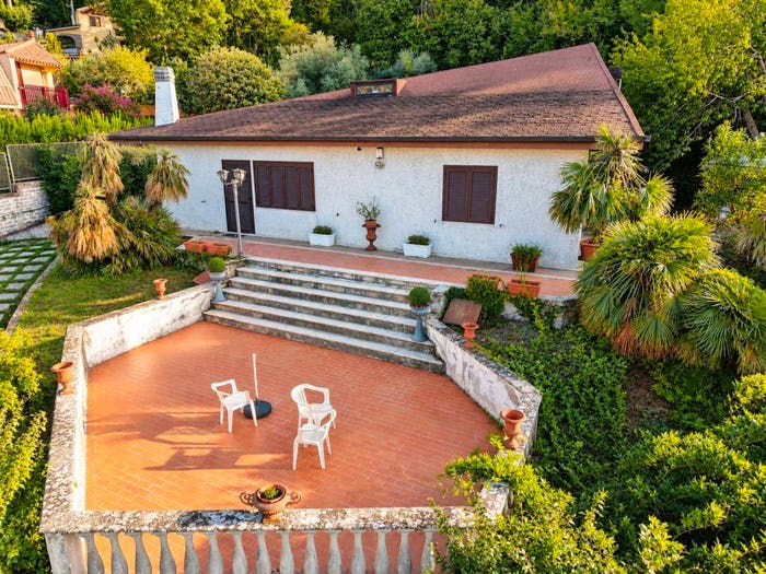 Casa con 6 locali in vendita in Orte