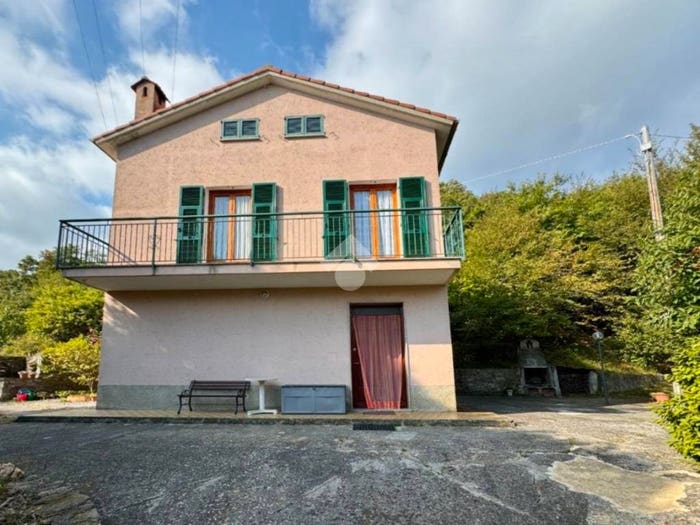Casa quadrilocale in vendita in Contrada Zanoni, Noli