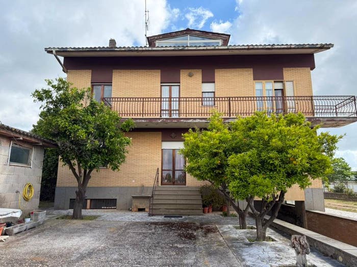 Casa con 6 locali in vendita in Via Monte Bianco, Vallelata, Aprilia