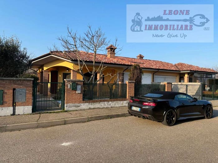 Casa quadrilocale in vendita in Via Barelli, Centro, Roncaro